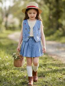 SHEIN Vintaside Kids Regata Casual Solta Lavada em Azul Claro para Meninas Jovens, Design Fofo de Pêssego; Combinada com Saia Denim Plissada de Cintura Elástica. Feita de Denim de Algodão Macio e Leve, Um Item Essencial para Meninas da Moda, Adequado para Uso na Primavera/Verão, Casual, OOTD, Passeio, Festa. Novo Lançamento para o Outono de 2025 - Lavagem Média - Visão 1