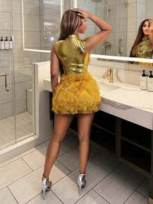 SHEIN BamGlam 这是一款新款性感无袖深V领AB面料拼接式蓬蓬裙。连衣裙采用拼接纹理绒面面料制成，时尚性感，适合情人节和新年穿着。 - 金色 - 查看 2