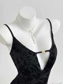 Elamini 女士极简黑色花卉植绒深V领修身迷你连衣裙，春夏款 - 黑色 - 查看 1