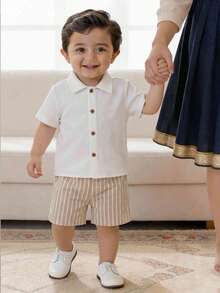 SHEIN 2 pièces/Set Chemise à manches courtes blanche confortable et polyvalente, et short rayé pour bébé garçon/fille. Convient pour l'intérieur, l'extérieur, le quotidien, les sports, les jeux, les fêtes, les séances photo, les vacances, les festivals au printemps/été - Multicolore - Voir 8