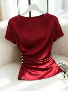 GlowEve 优雅休闲日常女式短袖T恤，法式酒红色缎面面料，弹力褶裥收腰设计，精致珍珠纽扣，适合春夏穿着 - 酒紅色 - 查看 1