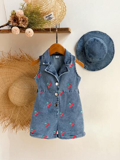 SHEIN 2 pièces Combinaison short élégante, à la mode, douce et mignonne pour bébé fille en jean bleu sans manches avec décoration d'imprimé cerise et chapeau de pêcheur bleu, convient pour l'école et la rue