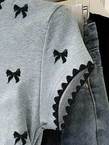 Resyla 女士休闲户外图案T恤，新款夏季设计，饰有蝴蝶结和牙齿刺绣，适合户外活动、节日、约会、运动风、返校季和教师节穿着。 - 灰色 - 查看 4