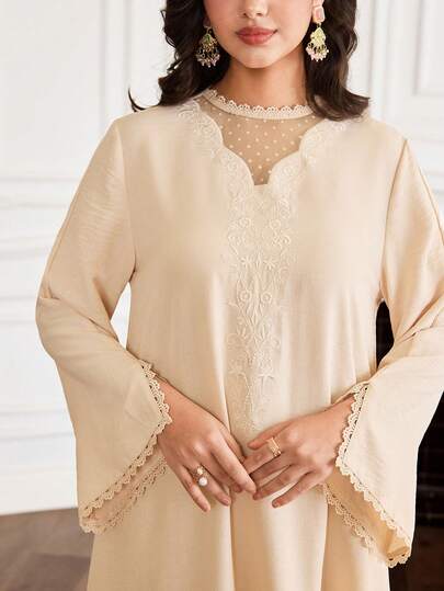 Yasmyna Đầm nữ kiểu Ả Rập thanh lịch với họa tiết thêu hoa, phối lưới chấm bi và xẻ tà bên hông, tay dài.