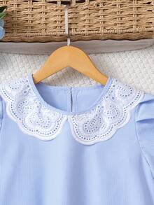 SHEIN Đầm kẻ sọc xanh trắng cho bé gái. Điểm nhấn của thiết kế gồm cổ áo Peter Pan ren lớn và tay áo phồng, kết hợp với chất liệu vải kẻ sọc xanh trắng tinh tế, mang đến phong cách tươi trẻ, pha trộn giữa nét nữ tính và vẻ thanh lịch nhẹ nhàng. Chiếc đầm thuộc phong cách "ngọt ngào và quý phái kiểu Pháp", thường thấy vào mùa xuân và mùa hè; phù hợp cho việc đi làm hàng ngày, đi chơi cuối tuần và các dịp xã giao nhẹ nhàng. Đây là chiếc đầm thanh lịch và tươi tắn giúp người mặc trông trẻ hơn, và là một trong những kiểu đầm kinh điển được yêu thích của mùa xuân và mùa hè. - Màu xanh lam - Xem 6