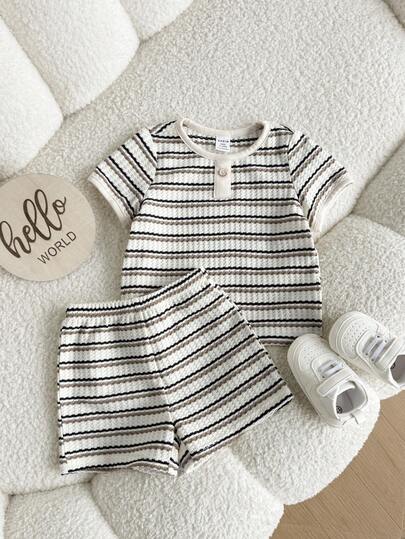 This 2-Piece Baby Boy Casual College Style Retro Textured Striped T-Shirt And Shorts Set Is Suitable For Kids, Toddler Boys, And Back-To-School Boys. It's Perfect For Birthday Parties, Evening Parties, Performances, Weddings, Baptisms, Opening Ceremonies, Everyday Wear, School, Outings, Sports, And Spring/Summer.