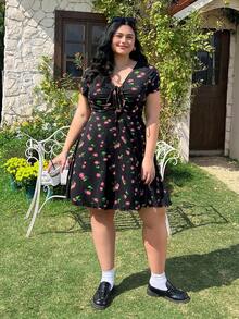 Solflare Đầm chữ A xếp ly ngực eo in họa tiết quả anh đào cỡ lớn, chất liệu co giãn, thích hợp cho mùa xuân/hè. - Nhiều màu - Xem 3