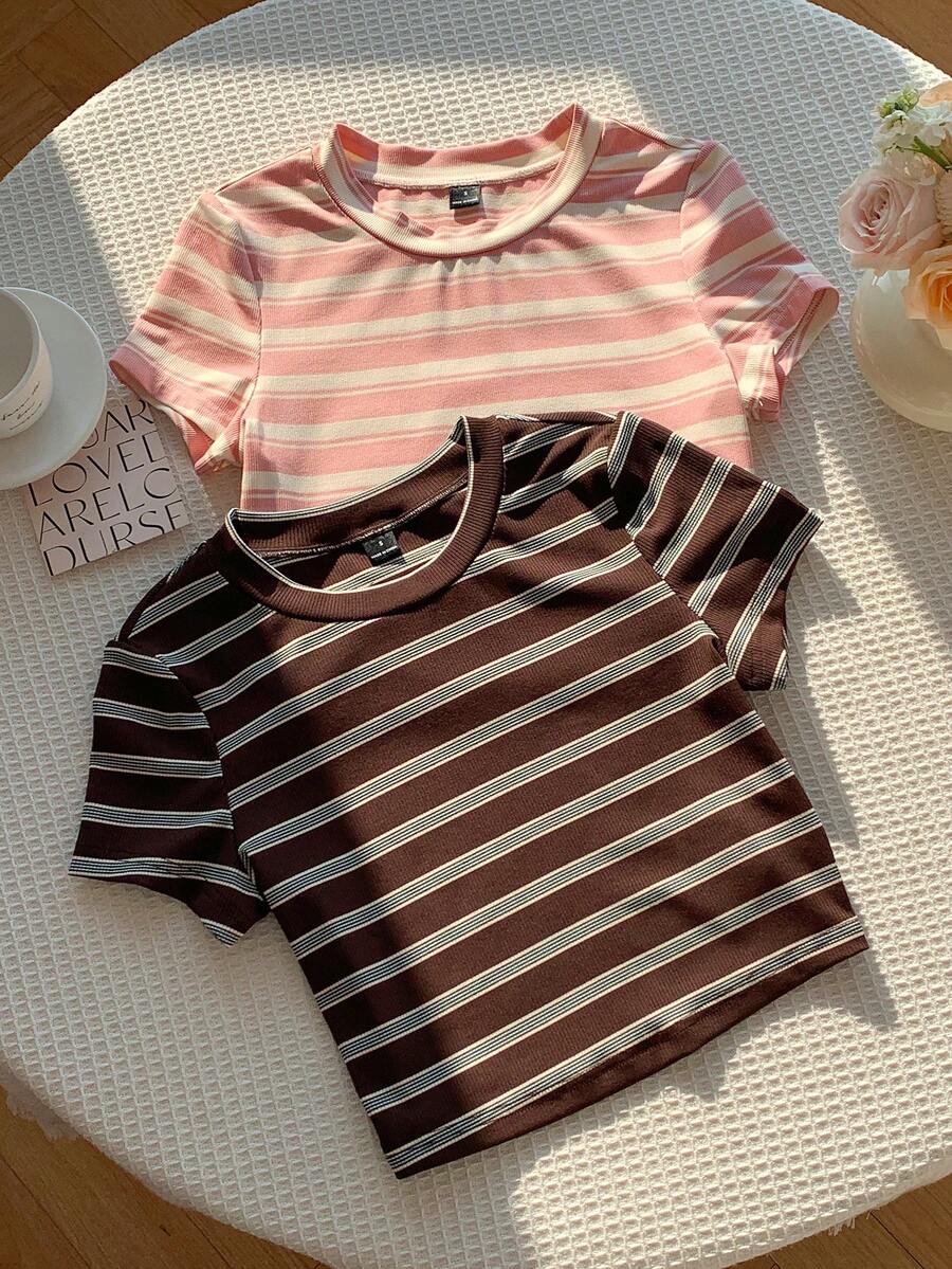 CovetEZ 棕粉条纹女士休闲两件套，圆领短袖T恤，质感面料，适合夏季、度假、居家休闲、聚会、返校季、毕业季、节日季、音乐节、运动比赛等场合。条纹T恤，女士短袖上衣，夏季女士上衣，女士T恤。 - 彩色 - 查看 1