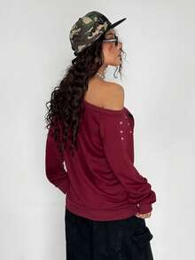 StreetHx Áo sweatshirt dài tay nữ màu xám, vai lệch, kiểu dáng sinh viên, in họa tiết Anh Quốc bạc màu, đính đinh tán, phong cách punk Y2K cá tính. - Đỏ - Xem 2