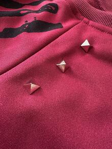 StreetHx Áo sweatshirt dài tay nữ màu xám, vai lệch, kiểu dáng sinh viên, in họa tiết Anh Quốc bạc màu, đính đinh tán, phong cách punk Y2K cá tính. - Đỏ - Xem 7