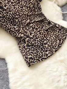 Trelyra 2026新款女士时尚豹纹印花仿裹身T恤 - V领短袖，饰有褶皱细节，百搭休闲办公简约度假风豹纹上衣动物纹上衣猎豹纹上衣女士短袖上衣短袖上衣豹纹短袖上衣女士短袖上衣女士上衣优雅动物纹上衣女士短袖上衣 - 彩色 - 查看 3