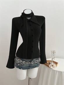 Elamini 棕色针织抓绒罗纹面料两件套，包含围巾和开衫。开衫采用纽扣闭合设计，翻领，长款喇叭袖，开衩下摆，修身剪裁，适合秋冬季节穿着。时尚百搭，适合通勤、办公、教学、大学等各种场合，尽显优雅浪漫，日常穿着也十分舒适。 - 黑色 - 查看 5