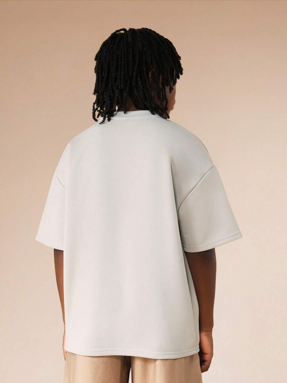Camiseta oversized com bolso e gola redonda