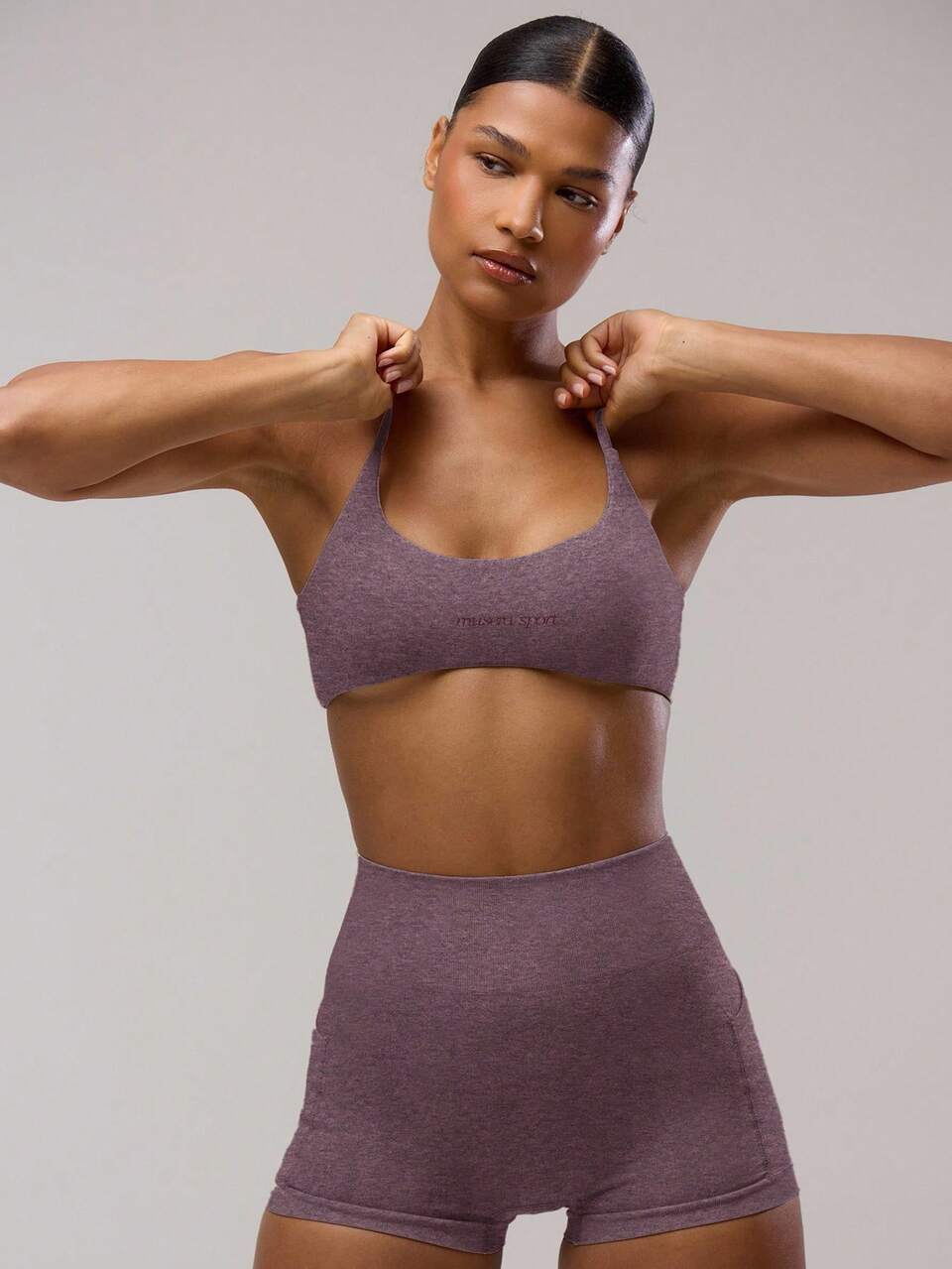 Soutien-gorge de sport à bretelles réglables et short taille haute avec poches, ensemble deux pièces coordonné pour le gym, le padel, le pilates et la fitness