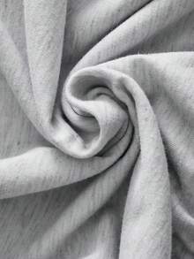 SHEIN 这款女童休闲运动风两件套上衣采用浅灰色弹力舒适针织面料，圆领短袖设计，搭配宽松直筒裤。提花字母图案增添独特韵味，使其成为日常穿着、上学、运动、旅行等各种场合的理想之选。适合春秋两季穿着。 - 灰色 - 查看 3