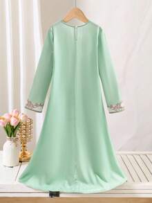 Đầm màu xanh bạc hà cho bé gái tuổi teen, thân áo ren trắng với họa tiết thêu hoa hồng, tinh tế và mang hơi hướng cổ điển, phù hợp cho mặc hàng ngày hoặc những dịp nhẹ nhàng. - Nhiều màu - Xem 2