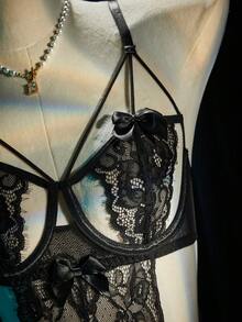 SpicyHot Bộ jumpsuit quyến rũ với chất liệu ren hoa rỗng tinh tế kết hợp cùng nơ satin trang trí, cùng áo ngực chữ V khoét sâu có gọng nâng ngực giúp tôn lên vòng eo, và dây đeo chéo có thể điều chỉnh, thiết kế hở lưng. - màu đen - Xem 5