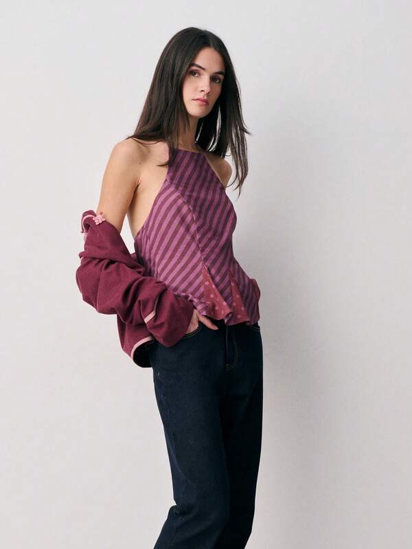 Nöista 这款露背上衣采用醒目的斜条纹和波点点缀，搭配优雅的荷叶边下摆和可调节的领带。适合春季、夏季、休闲和正式场合穿着。