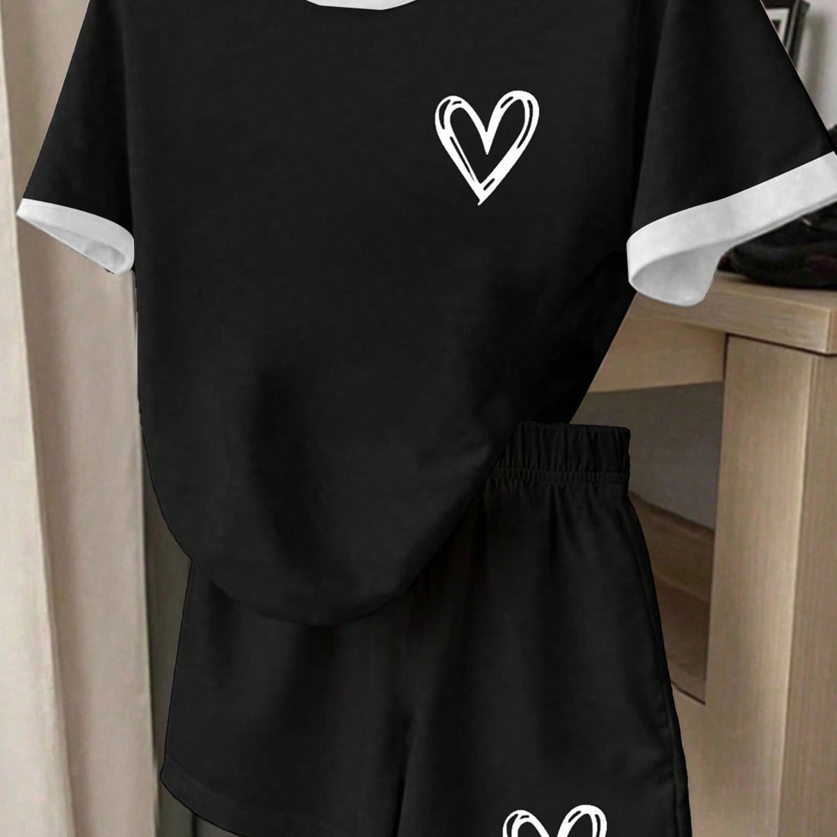 Set de 2 piezas de top de manga corta y shorts con estampado de corazón en contraste de negro y blanco, adecuado para primavera, verano, otoño, uso