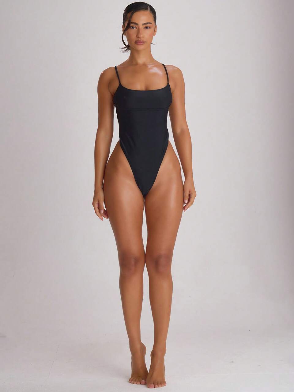 Costume intero nero con scollo dritto, spalline sottili e sgambatura alta