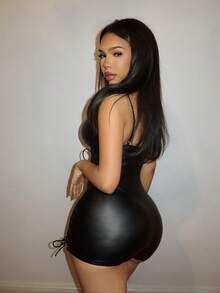 Slaydiva 新款Y2K街头风时尚休闲简约基础款吊带背心，正面镂空露背设计，搭配修身黑色PU短裤，性感迷人，适合音乐节、情人节、日常穿着。 - 黑色 - 查看 7