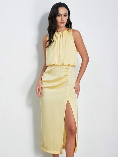 Aveloria Modichic Krämgul högglansig satinstrukturerad rund halsringning, rynkad midja, slits, elegant fransk chic-pendlingsklänning med asymmetriskt metallspänne, plisserad ärmlös