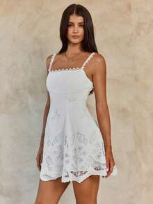 Enchnt 可爱时尚方领刺绣腰部喇叭下摆迷你连衣裙 - 白色 - 查看 6