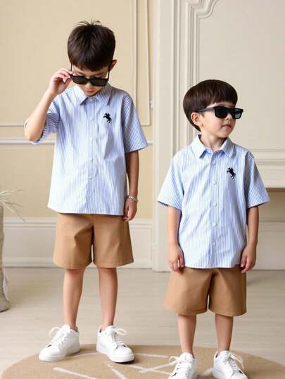 SHEIN 2 piezas Conjunto informal y versátil de camisa de manga corta con cuello polo y ribete de cinta estampada + pantalones cortos de tejido liso para niños y preadolescentes, adecuado para ir y venir, escuela, uso diario casual, viajes, deportes, primavera/verano/otoño/invierno