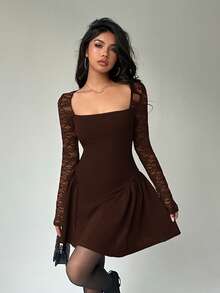 Aloruh فستان قصير مكشكش بخصر مطوي مع تصميم رقعة من الدانتيل وياقة مربعة للنساء - بني - مشاهدة 6