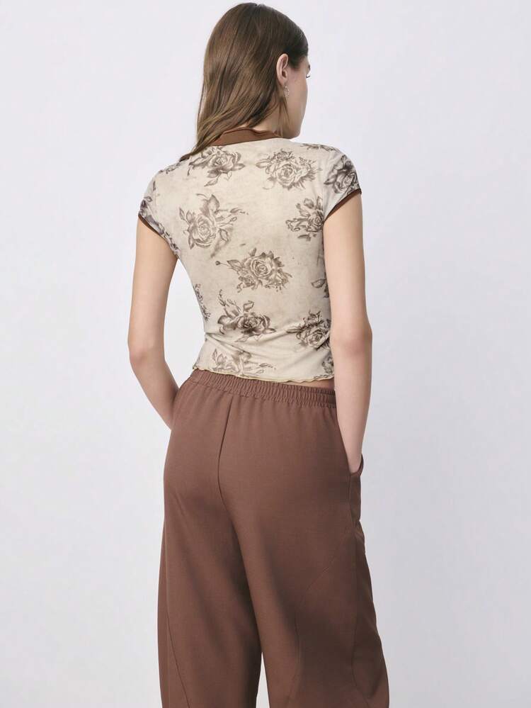 Nöista 这款印花短袖修身上衣采用中式立领设计，搭配打结式盘扣，轻盈柔软的面料和撞色滚边营造出复古东方韵味，是情人节装扮、约会之夜、春季造型、休闲时尚以及日常精致穿搭的理想之选。 - 杏色 - 查看 2