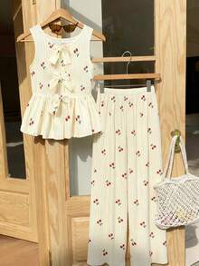 SHEIN ChillGRL 春夏少女街头风宽松甜美可爱条纹樱桃印花蝴蝶结装饰荷叶边下摆上衣搭配蝴蝶结阔腿短裤套装，适合日常、通勤、休闲、度假、朋友聚会、街头风等场合。 - 杏色 - 查看 3