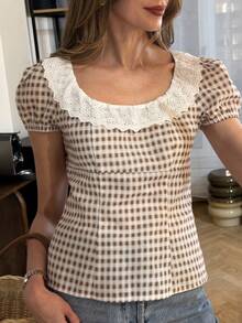 SHEIN PariChic 复古棕白格子泡泡袖上衣，镂空蕾丝彼得潘领收腰短款衬衫，适合约会和通勤，显瘦又迷人的格子衬衫，精致蕾丝领口设计，棕白格子泡泡袖收腰衬衫 - 彩色 - 查看 1