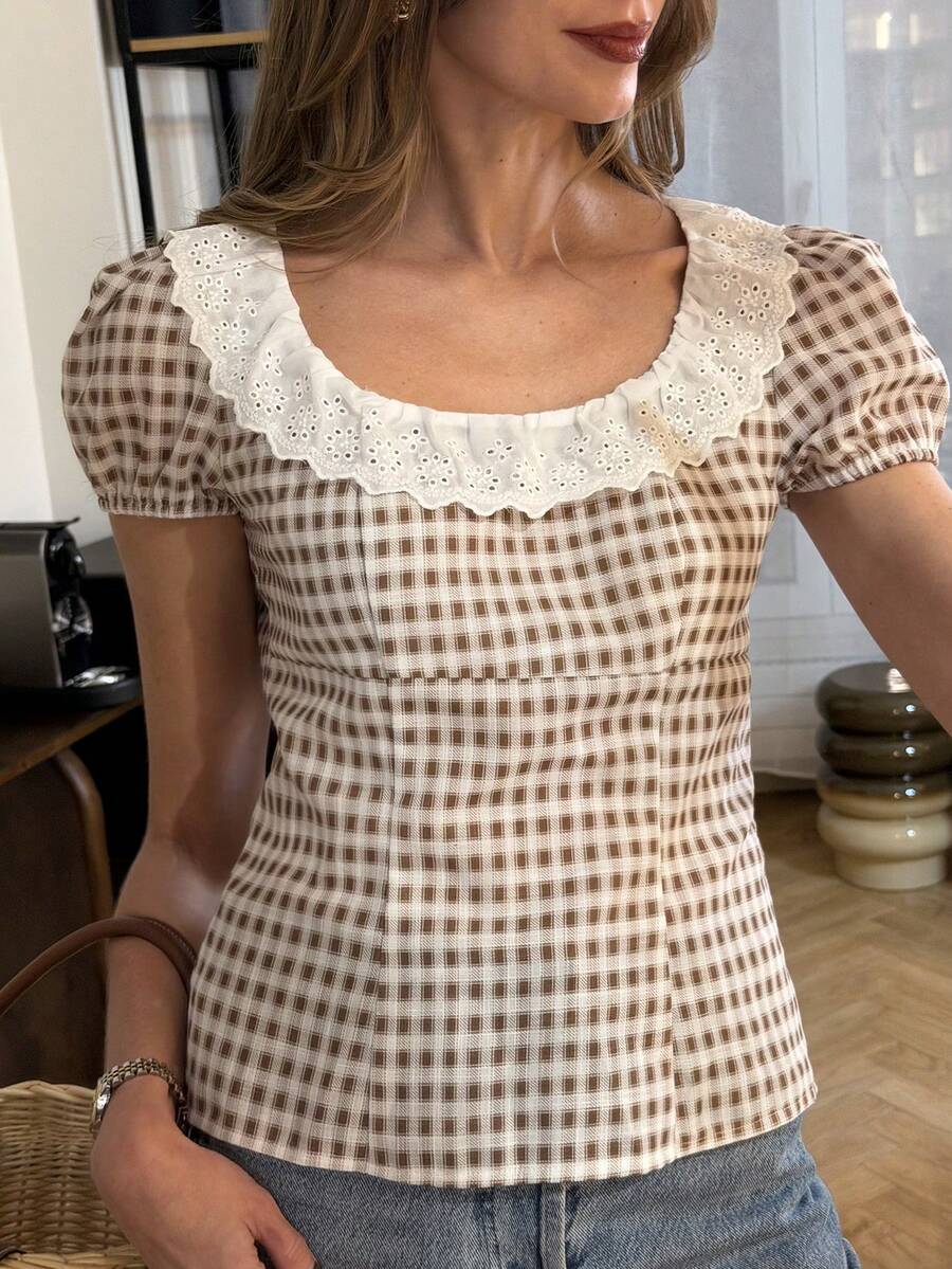 SHEIN PariChic 复古棕白格子泡泡袖上衣，镂空蕾丝彼得潘领收腰短款衬衫，适合约会和通勤，显瘦又迷人的格子衬衫，精致蕾丝领口设计，棕白格子泡泡袖收腰衬衫 - 彩色 - 查看 1