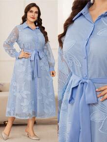 Modelyn Robe élégante et romantique pour femmes grandes tailles, avec laçage à la taille, manches longues, maille ajourée et broderie - Bleu azur - Voir 1