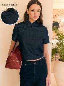 Nöista 短袖立领牛仔上衣，饰有传统纽扣结，短款设计。简约而不失个性，这款现代感十足的斜纹棉布风上衣，完美打造休闲造型、日常百搭以及别具一格的情人节装扮。轻盈舒适，百搭易配。 - 藏蓝色 - 查看 5