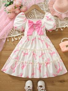 Elladie kids Đầm kiểu bánh kem 3D dễ thương cho bé gái, đầm đồng phục học sinh, thân đầm màu be nhạt, in họa tiết nơ hồng, cổ vuông, tay ngắn phồng, nơ hồng lớn trang trí ngực, viền bèo nhiều lớp, ngọt ngào và đáng yêu, toát lên vẻ ngây thơ của trẻ nhỏ. - Nhiều màu - Xem 8