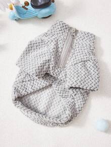 PETSIN 这款轻盈的涤纶面料宠物外套防风、保暖、透气且舒适，半拉链设计方便穿脱，合身时尚，简约帅气，适合狗狗、猫咪、斯芬克斯猫等各种猫咪，秋冬季室内外日常休闲散步玩耍皆宜，时尚保暖，是宠物衣橱的必备单品。 - 彩色 - 查看 11