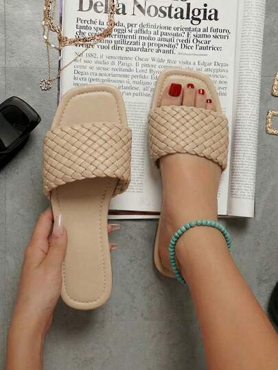 Sandalias tipo slide con tira ancha tejida y punta cuadrada