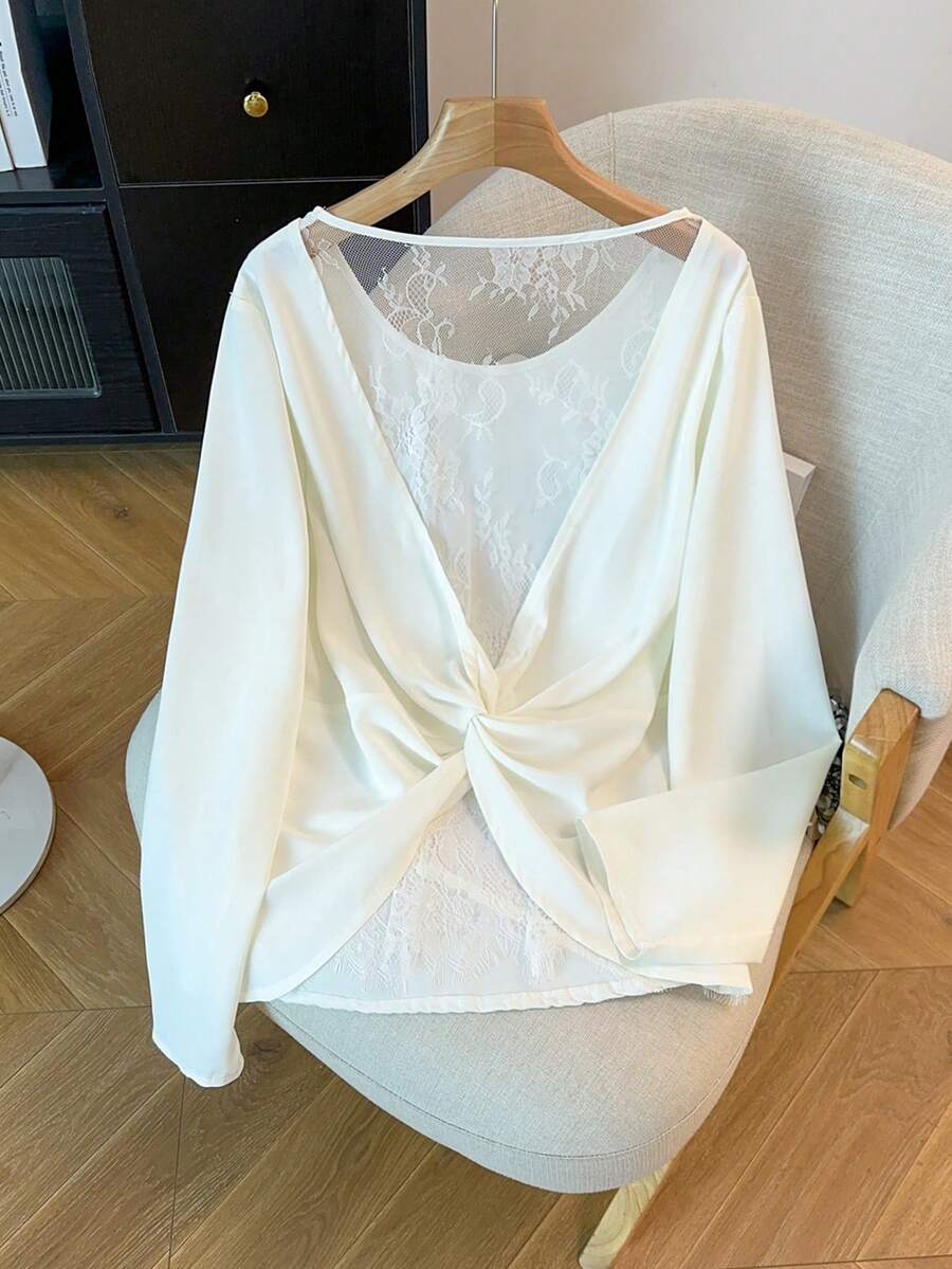 GlowEve CURVE Blouse élégante à manches longues et col rond pour femmes grandes tailles avec dos en dentelle et design torsadé, idéale pour les sorties et les rendez-vous - Blanc - Voir 1