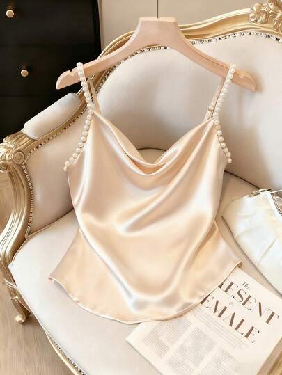 GlowEve Damtopp i satintyg, draperad krage framtill, nitade pärlband, ärmlös, åtsittande i midjan, elegant, lyxig, dejt, fest, helgdag, ljus persika, vår/sommar
