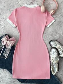 SHEIN Vestido ajustado de punto acanalado con cuello de contraste personalizado, botones y bordado de mariposa para niña preadolescente en color rosa y blanco, vestidos de verano - Rosa - Ver 2