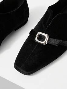 Mnmlis Sepatu Flat Wanita Serbaguna untuk Komuter dengan Gesper, Cocok untuk Hari Valentine - Hitam dan Putih - View 4