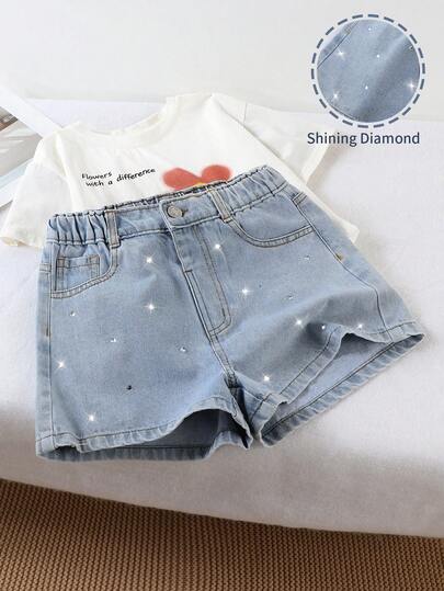 Genkimix Kids Quần short denim cho bé gái tuổi teen, chất liệu denim không co giãn màu xanh nhạt, trang trí đính đá hình trái tim, ống quần thẳng cạp cao, phù hợp cho phong cách thường ngày, ngọt ngào và cá tính, đường phố, mùa hè, dịp Lễ Tình nhân Trung Đông để thể hiện cá tính, mặc hàng ngày, đi học, hẹn hò và đi chơi dịp Lễ Tình nhân Trung Đông.