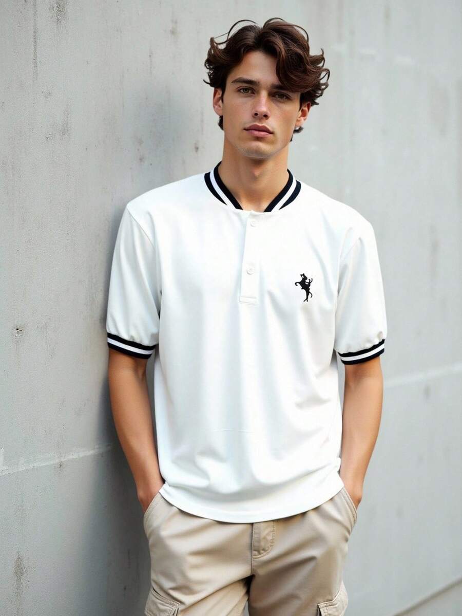 SHEIN Vacaura 男童及青少年夏季新款休闲运动Polo衫，白色底黑色条纹装饰，翻领，宽松版型，刺绣马匹标志，适合日常穿着及通勤，时尚舒适。 - 白色 - 查看 1