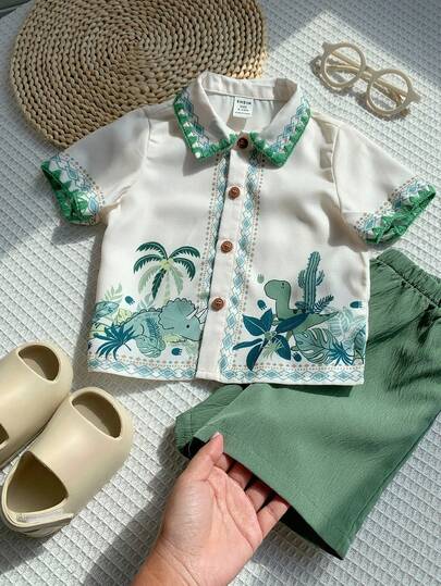 SHEIN Bộ 2 món gồm áo sơ mi ngắn tay và quần short in hình khủng long dễ thương cho bé trai, thích hợp mặc đi nghỉ mát mùa xuân/hè.