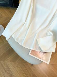 GlowEve CURVE Blouse élégante à manches longues et col rond pour femmes grandes tailles avec dos en dentelle et design torsadé, idéale pour les sorties et les rendez-vous - Blanc - Voir 4