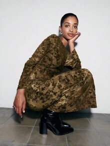 Nöista 这款长袖丝绒连衣裙采用丰富的面料，饰有柔软的花卉烧花纹理，修身剪裁，尽显优雅气质。无论是派对、休闲晚餐还是正式场合，它都能完美胜任，为女性的休闲时尚增添温暖而喜庆的魅力。 - 棕色 - 查看 4