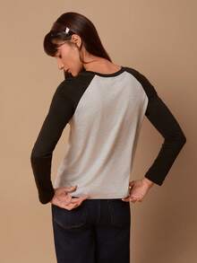 SHEIN EZwear Camiseta de manga larga de cuello redondo con ajuste holgado en patchwork negro y gris, adecuada para primavera y otoño - Negro - Ver 3