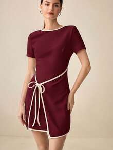 BizChic فستان أحمر ذو ملمس محبوك مع تريم أبيض متباين وربطة أمامية، متعدد الاستخدامات لمناسبات متعددة - عنابي اللون - مشاهدة 7