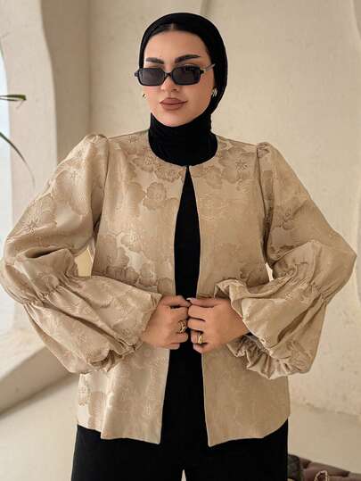 Dazy Plus Elegant, utsvängd kort kofta med blommönster och texturerat tyg